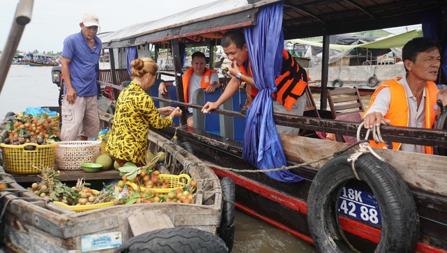 BẢO TỒN VÀ PHÁT TRIỂN VĂN HÓA CHỢ NỔI CÁI RĂNG